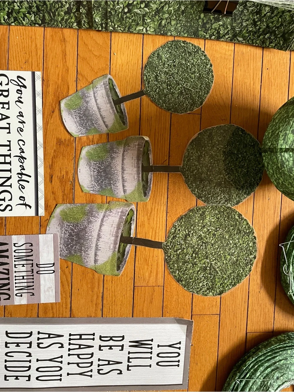 Green Decorative Party Plaque and Topiary Set - Teacher Created Resources